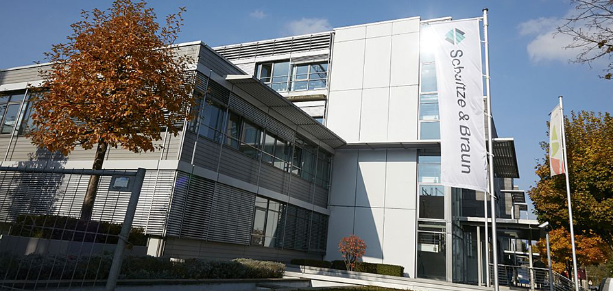 Schultze & Braun Frankfurt Außenansicht Bürogebäude mit Schultze & Braun Fahne